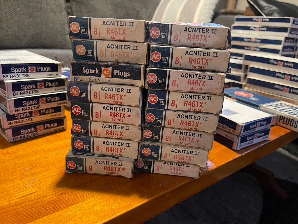 R46TX ACDelco NOS Box of 8 Plugs - VINTAGE NOS