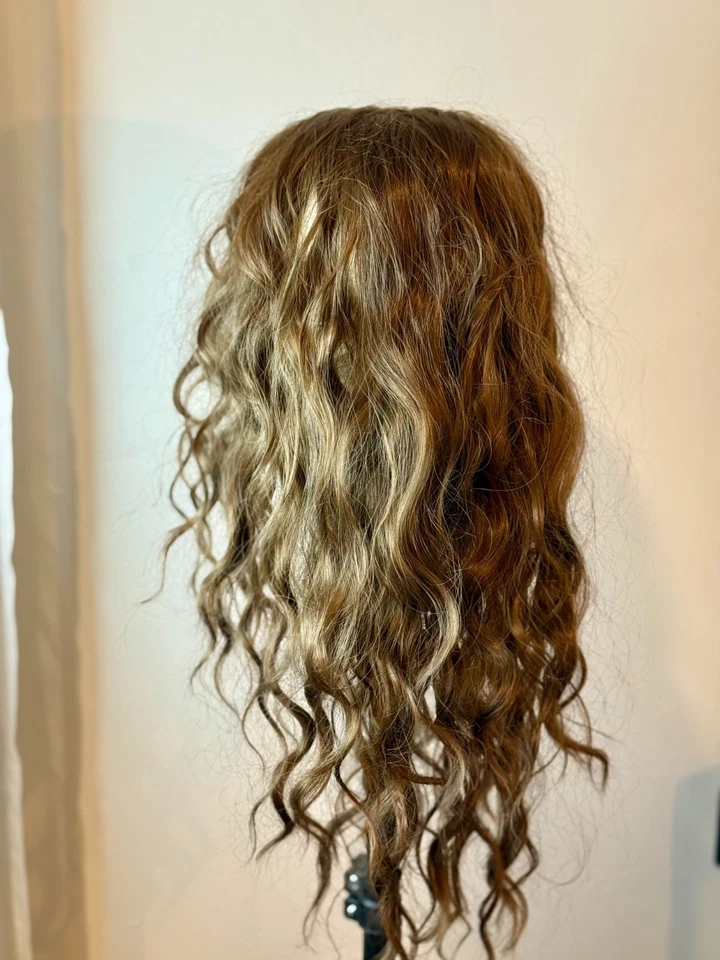 Topper de pelo largo ondulado medio marrón miel reflejos - aspecto natural Foto 3 de 4