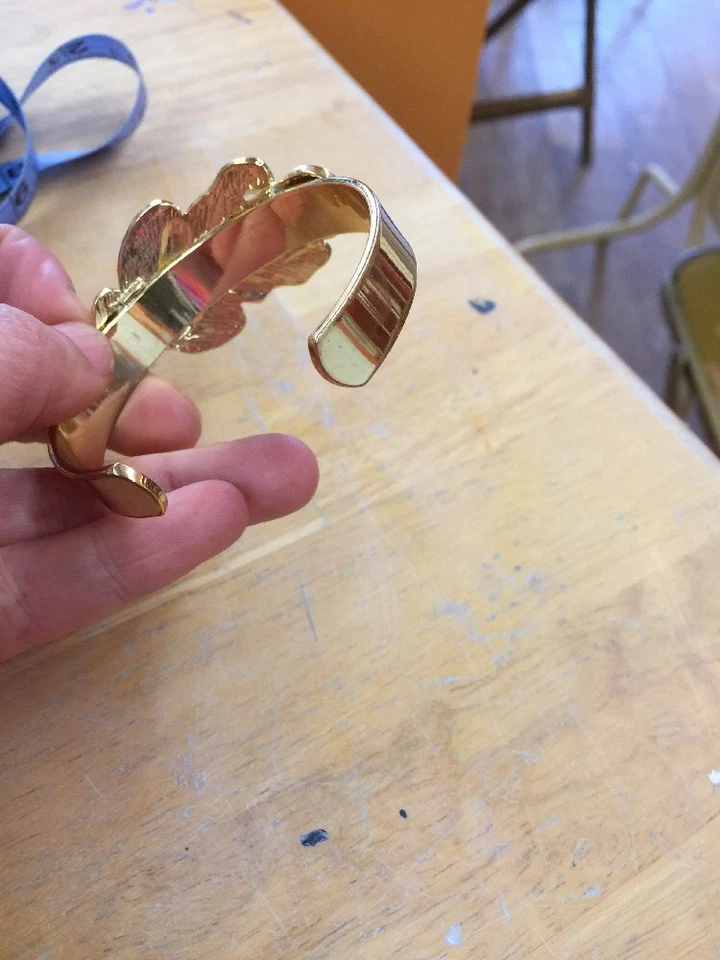 2a NUEVO Brazalete Anthropologie Fauna Verde Joyas Tono Dorado Hoja y Rana NUEVO Foto 3 de 4