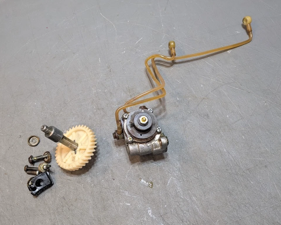 Conjunto de bomba de aceite Yamaha YL1 Twin Jet manguera línea eje de engranajes 1966 1967 Foto 2 de 2