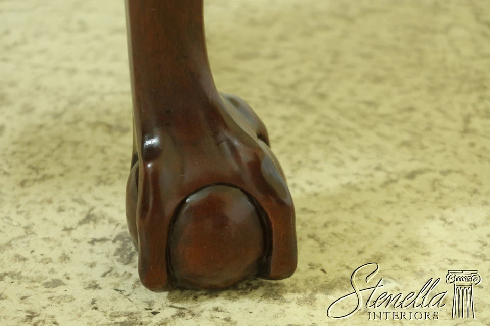 L40393E: otomana de caoba tallada en bola y garra estilo Chippendale Foto 4 de 4