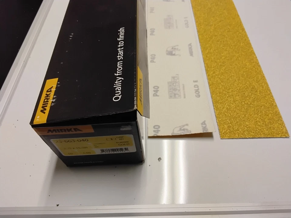 Hojas de papel de lija Mirka 2,75" x 16,5" Bulldog grano 40, oro 50 hojas gancho Foto 2 de 3