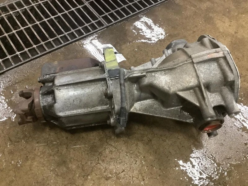 2001-2004 Ford Escape Rear Differential Carrier Assembly OEM - Image 4 of 4