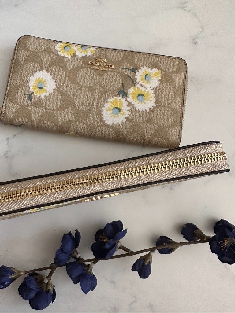 NWT Coach Accordion Zip Wallet in Signature Coated Canvas with