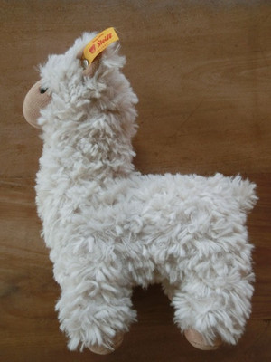 Steiff 069444 Lama Leandro 19 cm mit Knopf und Fahne
