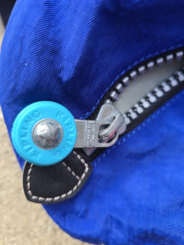 Mochila con cordón azul hawaiano Kipling vintage años 90 con cremalleras ajustables Foto 4 de 4