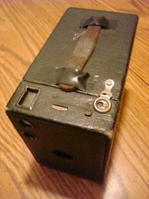 VINTAGE EASTMAN KODAK NO. 2 A BROWNIE MODEL B  116 ROLL FILMS - BOX CAMERA