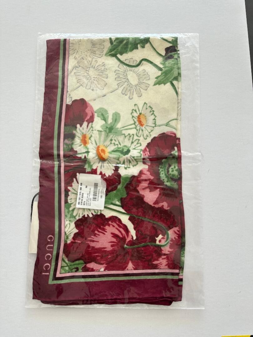 Gucci silk scarf Deep Love Jacquard GG and Floral print 34 X 34