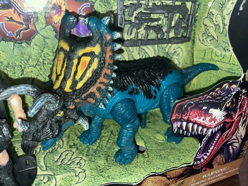 TRICERATOPS DINO VALLEY FLUCHT VOR URGEFAHR SPIELZEUGSET FÜNF HÖRNER DINOSAURIER - Bild 2 von 8