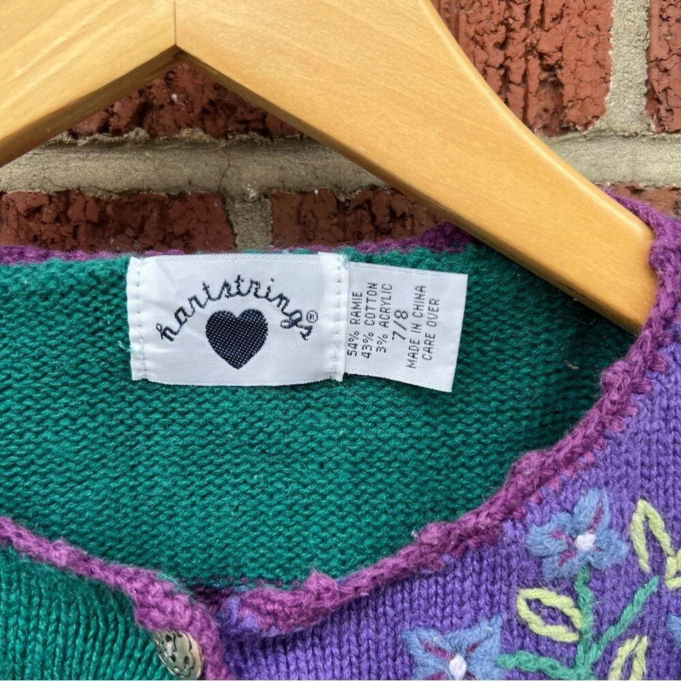 Cárdigan Suéter Heartstrings Verde y Púrpura Floral Grueso Tejido Con Botones Foto 4 de 4