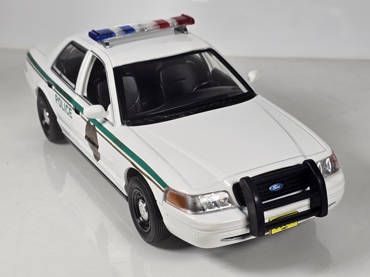 Greenlight Dexter 84133 2001 Ford Crown Victoria 1/24 Scale Model