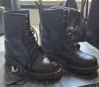Dr. Martens Slip Resistant Black Leather Lace-Up Combat Boots Dr. Martens Slip-Resistant Shoes for Restaurant Workers main image 2