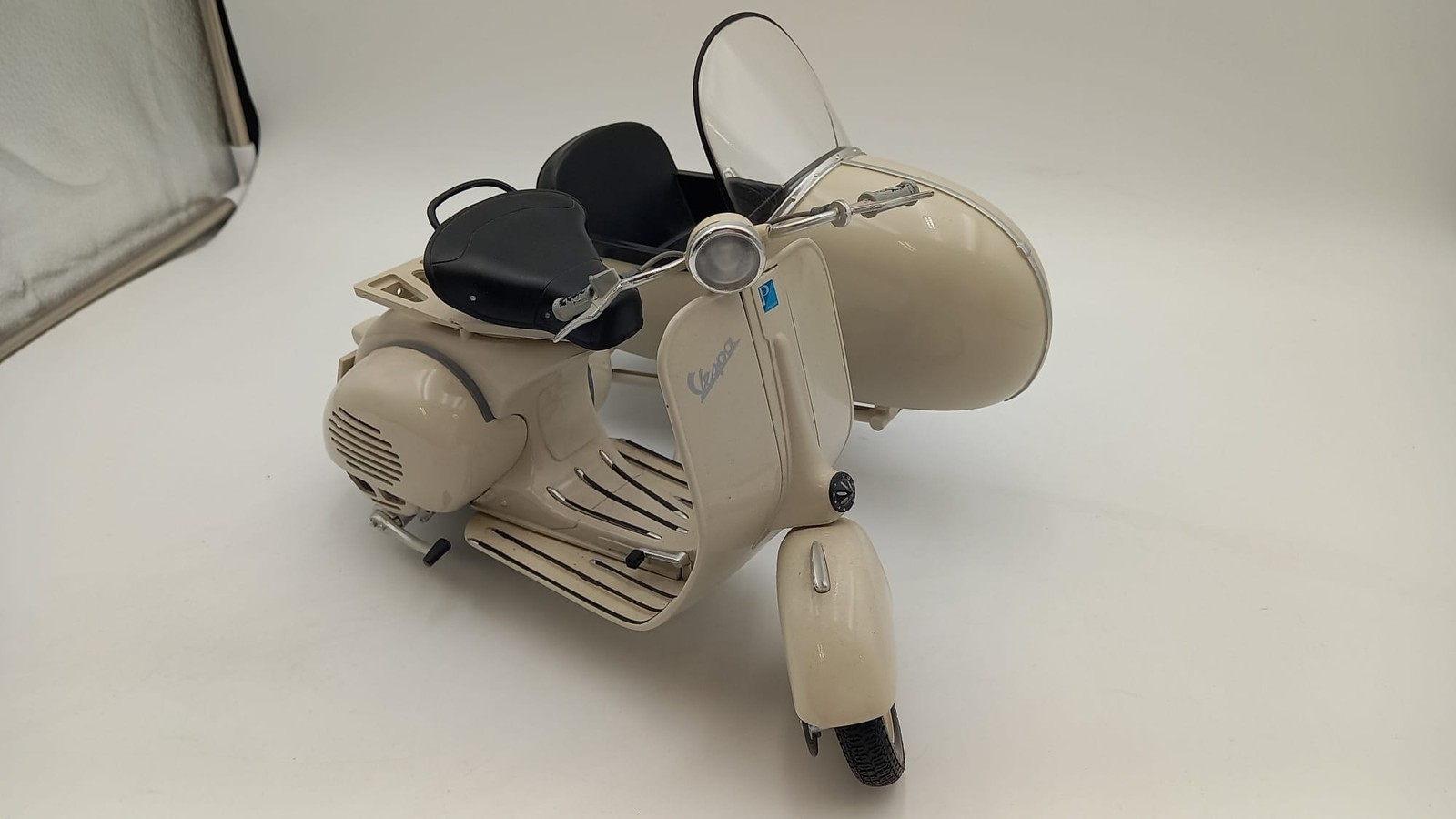 MAIVES Maisto Vespa 150 VL1T con sidecar 1/6
