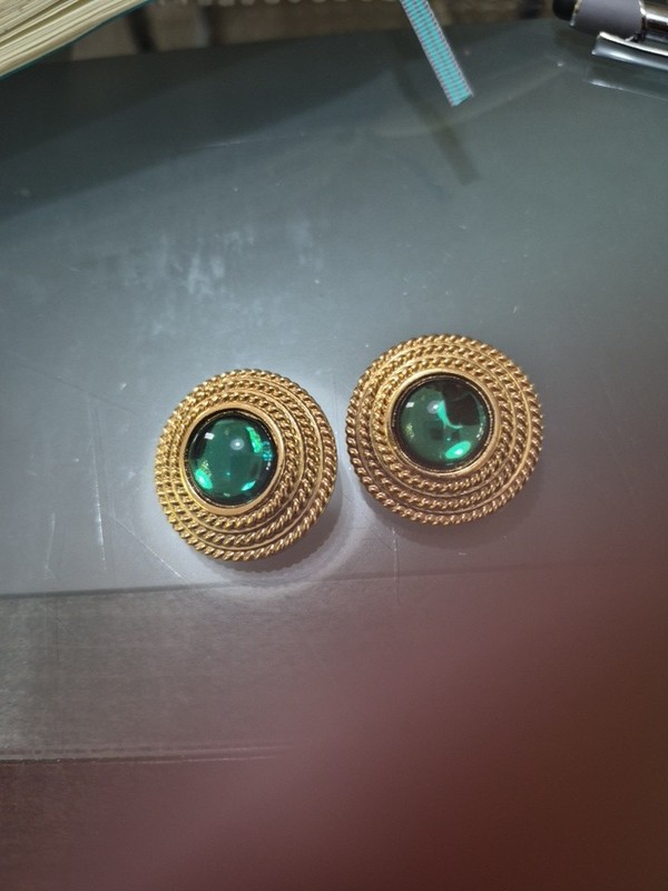 Vintage JOAN RIVERS  Gold Tone Emerald Green Glass Cabochon Clip Earrings