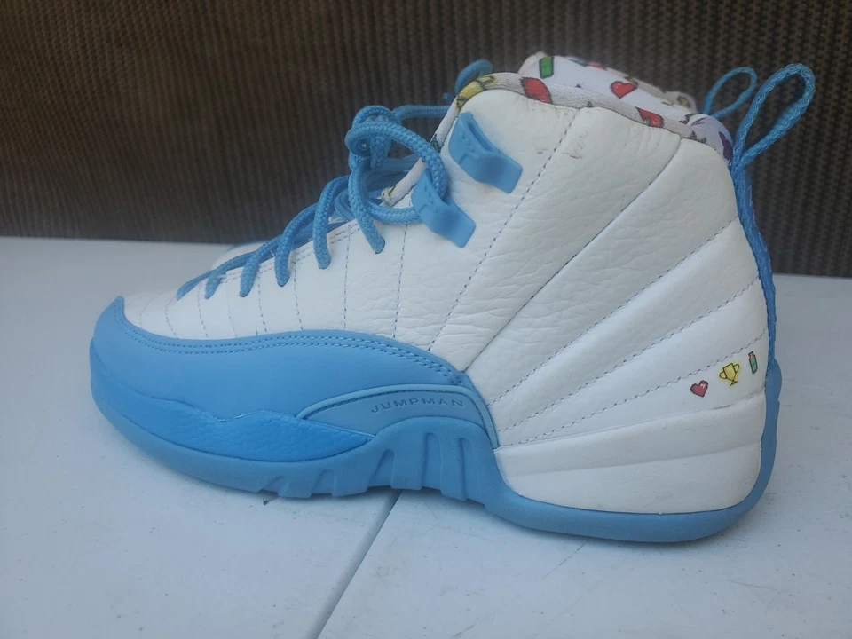 Nike Air Jordan 12 Retro (GS) 2022 Emoji University Blue DQ4365 114. Talla 5.5Y BB2 Foto 2 de 4