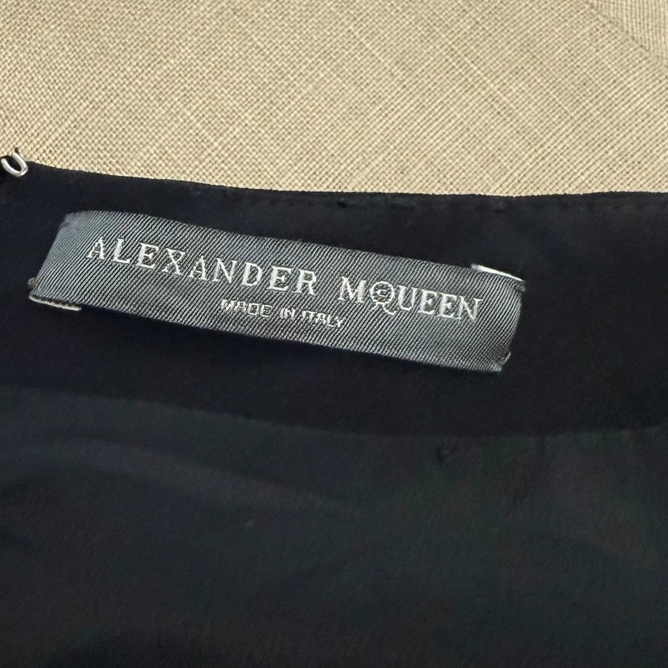 Vestido Alexander McQueen Pequeño Negro Hecho en Italia 44 Manga Gorra Volantes Parte Inferior Foto 3 de 4