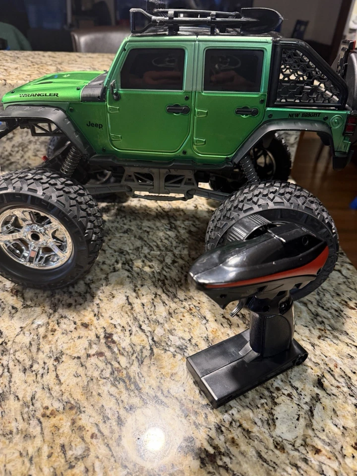 RC Bright 1/10 Jeep Wrangler  BIG Wheels Battery Radio Control  4X4 Truck Green - Image 3 of 4