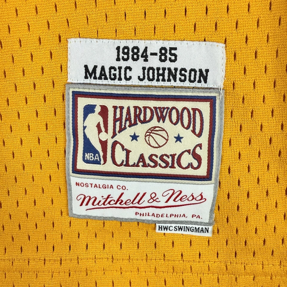 Camiseta deportiva juvenil LG Magic Johnson Hardwood Classics Mitchell & Ness Lakers 1984-85 Foto 2 de 4