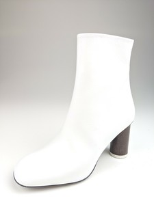 neous white boots