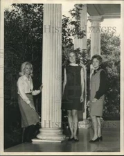1971 Press Photo Officers of a women's group posing before the start of meeting