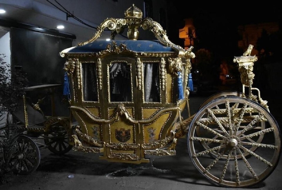 Calèche Baroque Rouge Et Or - Idéale Mariage, Événements - Prix Sympa