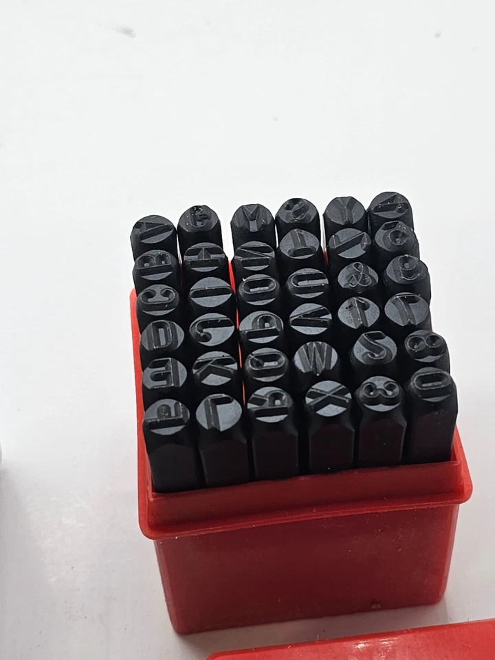 36 peças Hiltex 1/4" número e letra perfurado preto 02624 - Imagem 2 de 4