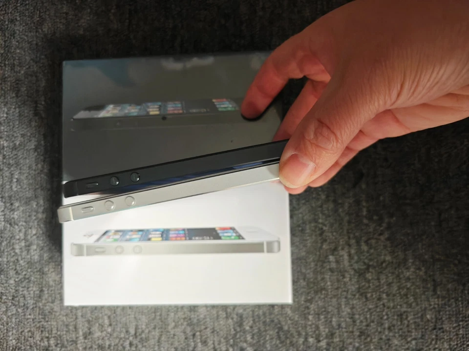 Original Apple iPhone 5 16GB - 4.0" 8MP Unlocked white black IOS 6 sealed - Image 3 of 4