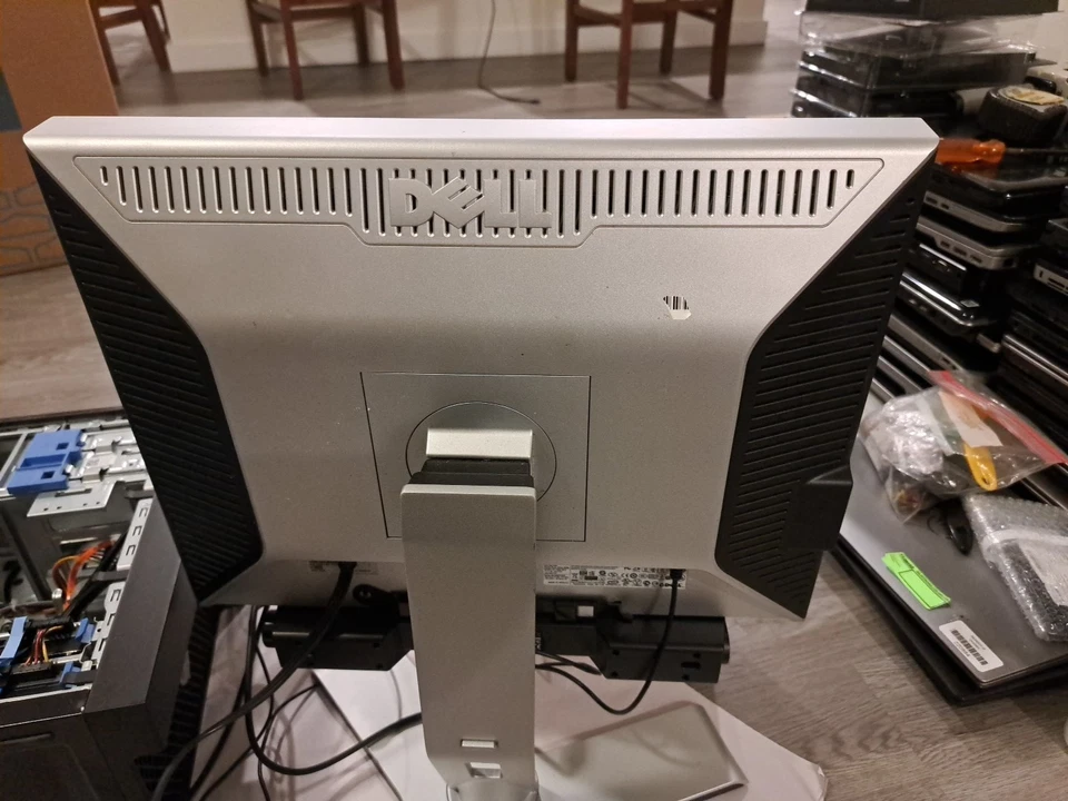 Dell  UltraSharp 2007FPb 20" IPS LCD Monitor 1600x1200  Retro Gaming + Speaker  - Image 3 of 4