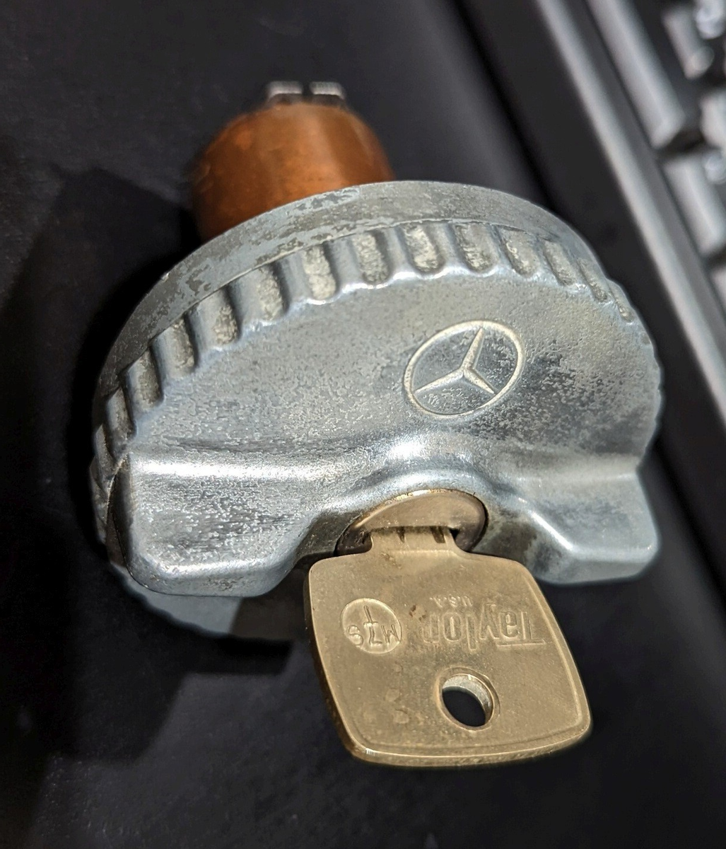 OE MERCEDES LOCKING FUEL GAS CAP 250 280 108 111 113 220 230 190SL