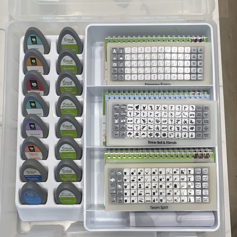 CRICUT Craft Set Cartridges (16) & Overlays Booklets with Carry Case