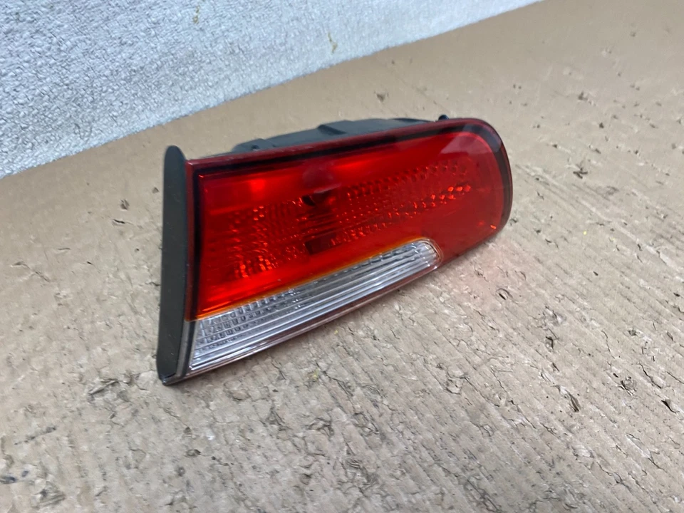 Luz trasera interior para pasajero derecho Kia Rio 2012 a 2017 sedán OEM T7982 DW Foto 3 de 4