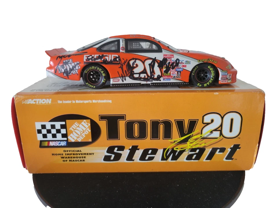 1/32 SCALE #20 HOME DEPOT 2002 CHAMPION AUTOGRAPHED BY DRIVER, OWNER & TEAM - Image 2 of 4