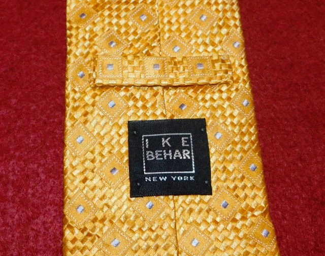 CORBATA CON MOTIVO IKE BEHAR HECHA EN EE. UU. ORO/AZUL CUADRADOS/PUNTOS - CORBATAS DE DISEÑADOR. Foto 3 de 3