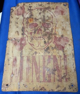 ¡¡Cuidado con las minas!! Letrero de hierro de Ucrania/Polonia ocupada alemana de la Segunda Guerra Mundial