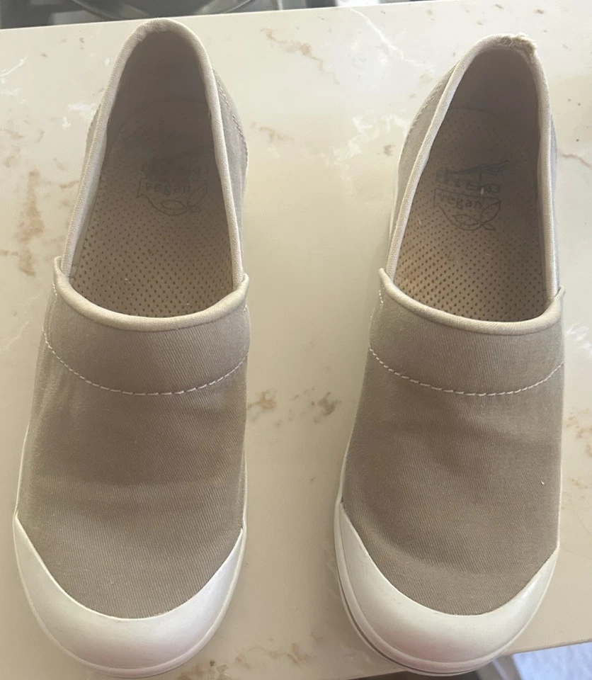 Zuecos Dansko Beige Lona Tacón Cerrado Talla 8 EU 39 Puntera de Goma, Academia, Enfermería Foto 3 de 4