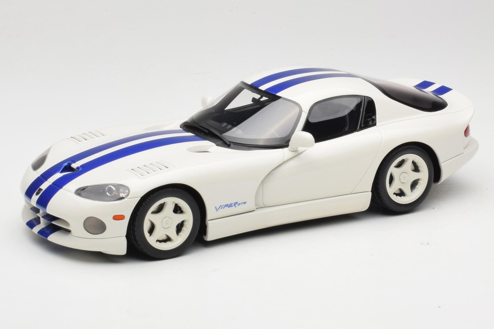 GT940 Dodge Viper GTS Stone White GT Spirit 1:18