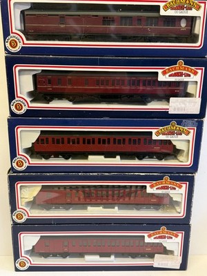 Bachmann Spurweite OO BR weinrot Mk1 & Thompson Reisebusse mit 3 Gliederkupplungen x5