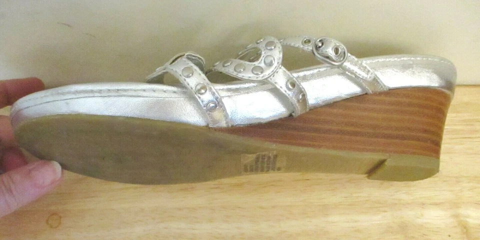 Sandalias de tanga B.Makowsky BM Joni para mujer, plateadas, con tachuelas, cuña, deslizables talla 10 Foto 3 de 4