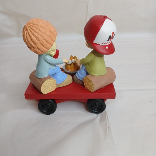 Precious Moments Farmall IH Happy Harvest Collezione Hayride S'more Fun - Foto 6 di 14