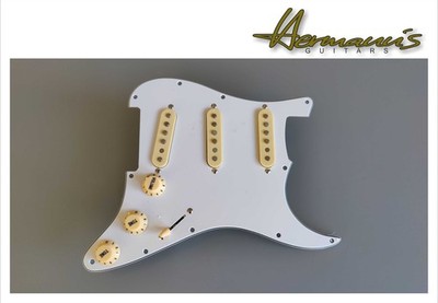Strat Pickguard, weiß, full loaded - mit Stagger Vintage 60s Alnico V PU Set