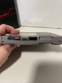 Teenage Mutant Ninja Turtles gioco Nintendo NES con parapolvere pulito buone condizioni