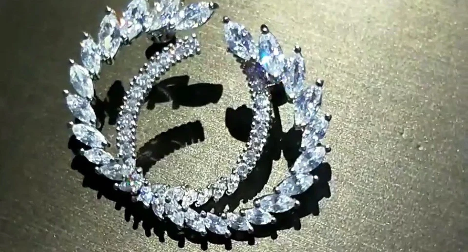 Pendientes enchapados en oro blanco de 18 hechos con joyería nupcial marquesa de cristal de Swarovski Foto 2 de 4