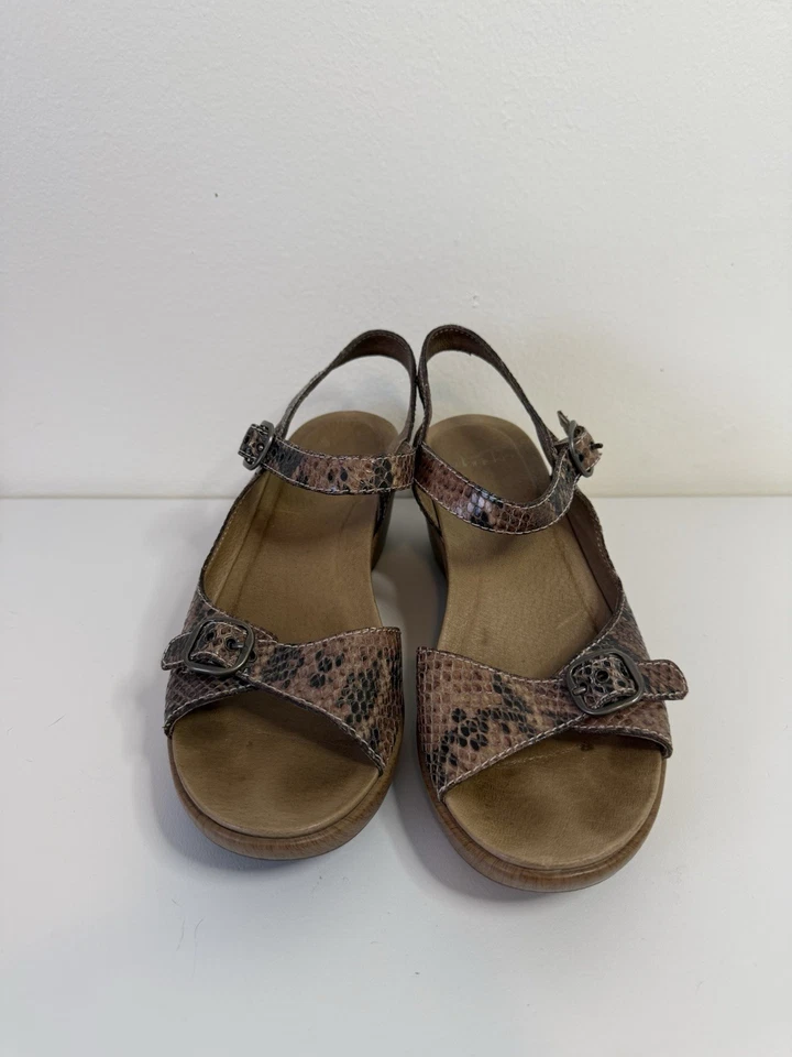 Sandalia cómoda con correa al tobillo de cuero serpiente marrón Dansko Joanie 4O Foto 3 de 4