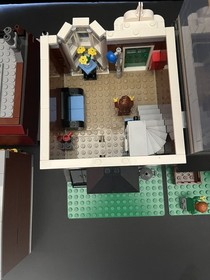 Retired LEGO 10218 Creator Expert Modular Buildings Pet Shop W/Manuals, Complete