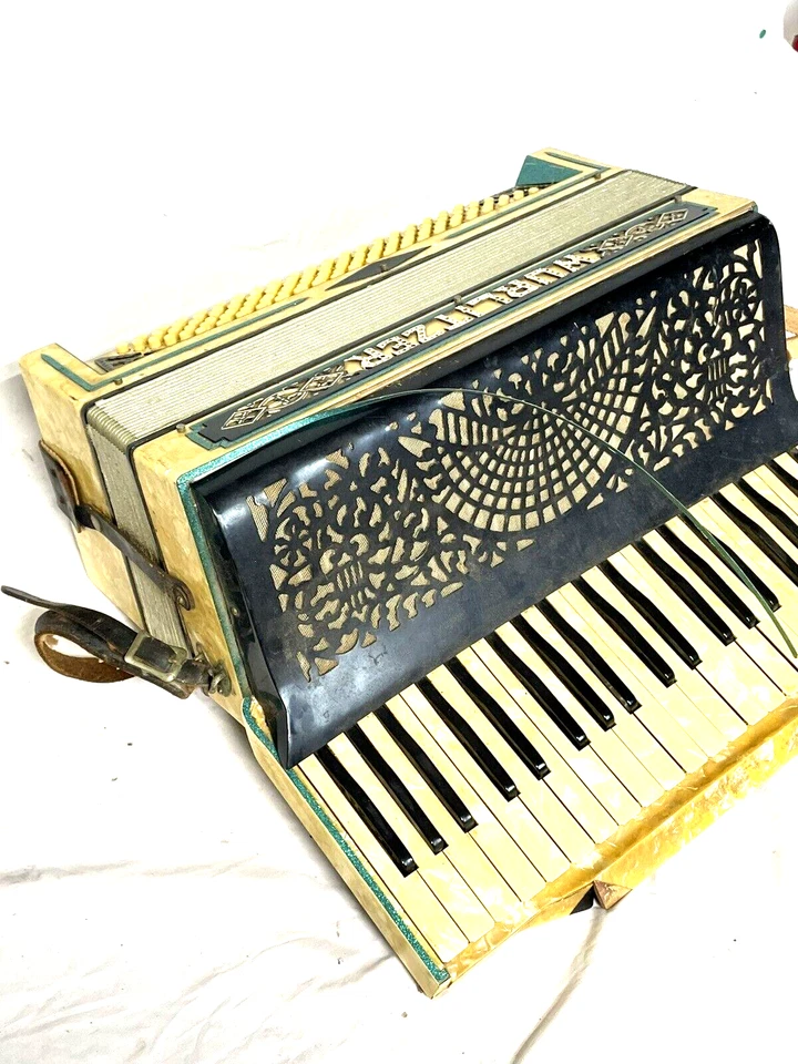 Acordeón Wurlitzer vintage negro/dorado 41 teclas - 120 bajos con estuche Foto 3 de 4