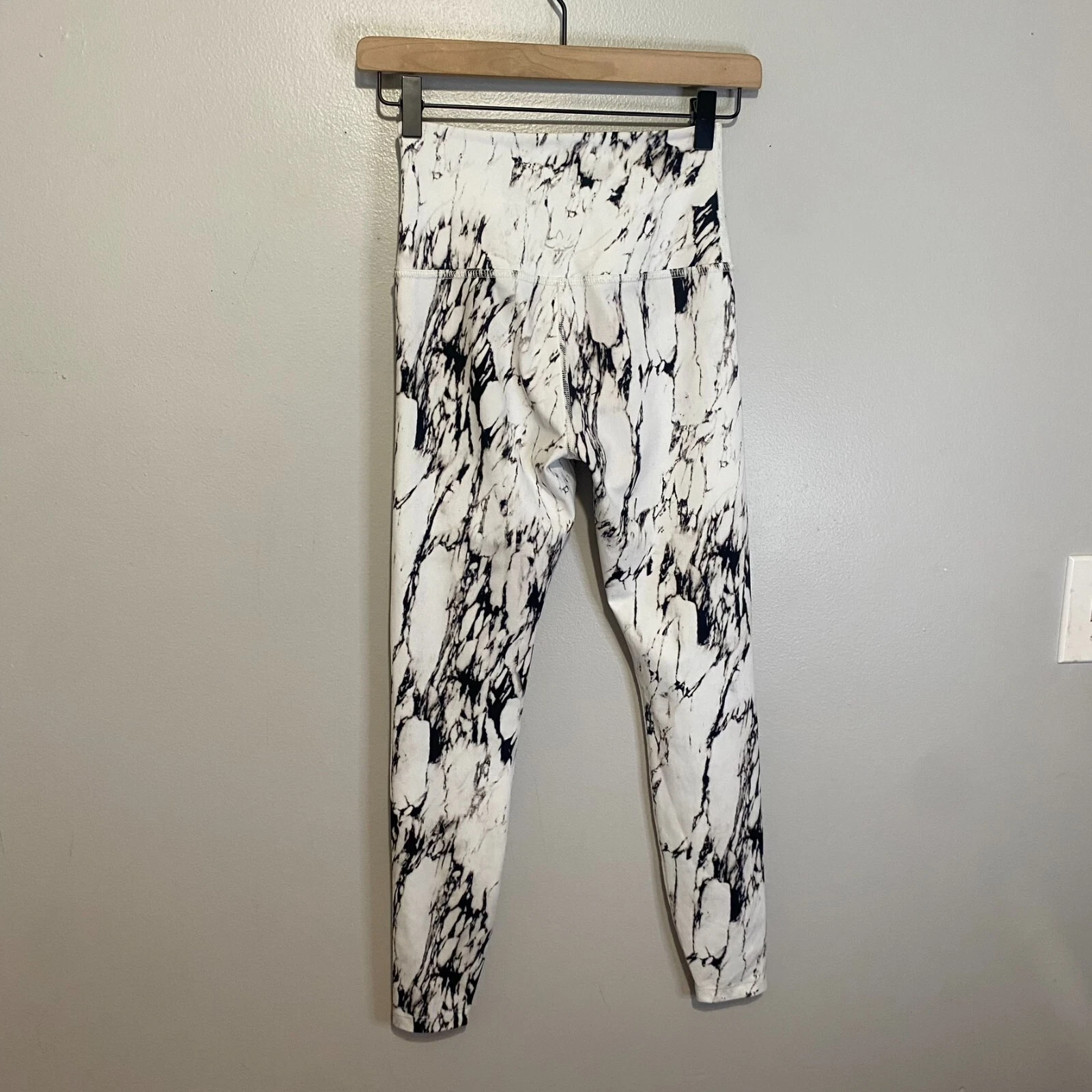 beyond-yoga olympus high-waisted marble print athletic leggings