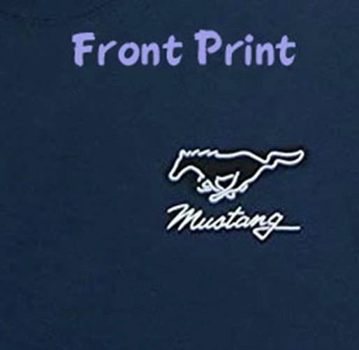 Camiseta Mustang Showroom - ¡Varios Ford Mustangs clásicos en esta! 1965-1970 Foto 3 de 4