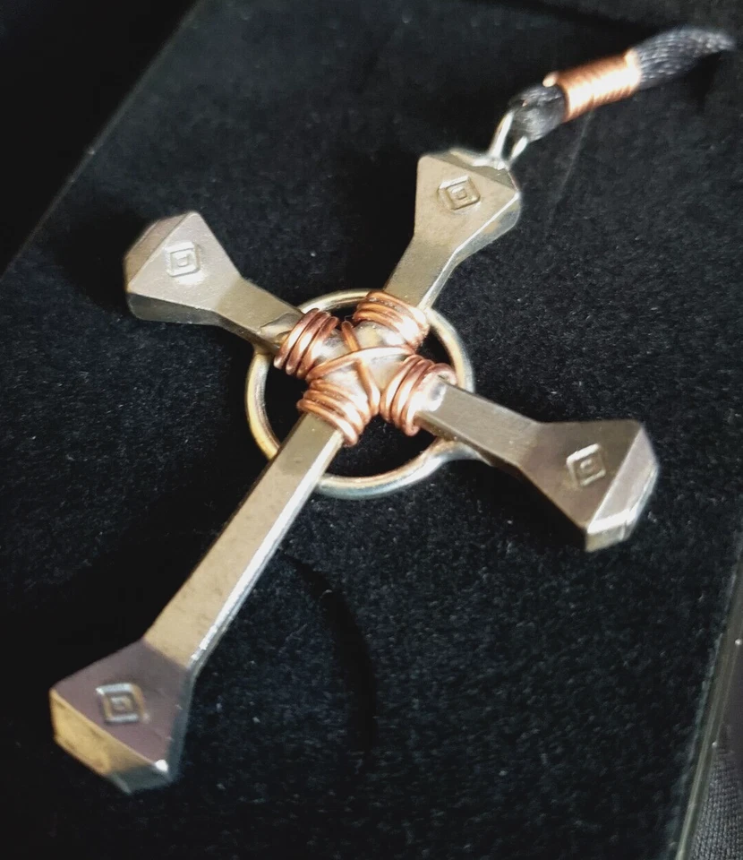 Collar Cruz Uñas Herradura Uñas y Envoltura de Alambre de Cobre con EE. UU. Hecho a Mano Foto 2 de 4