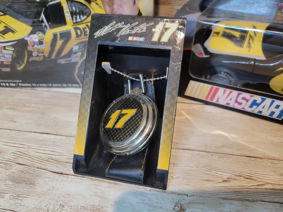 Lote nuevo Matt Kenseth #17: reloj, coche Pez, Ford Taurus 2005 Dewalt 1/24 Revell Foto 3 de 4