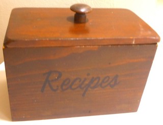 Vtg Wood Recipe Box With Lid Filled W/ Recipe Cards/Clippings 6 1/4"x3 3/4x4 1/2